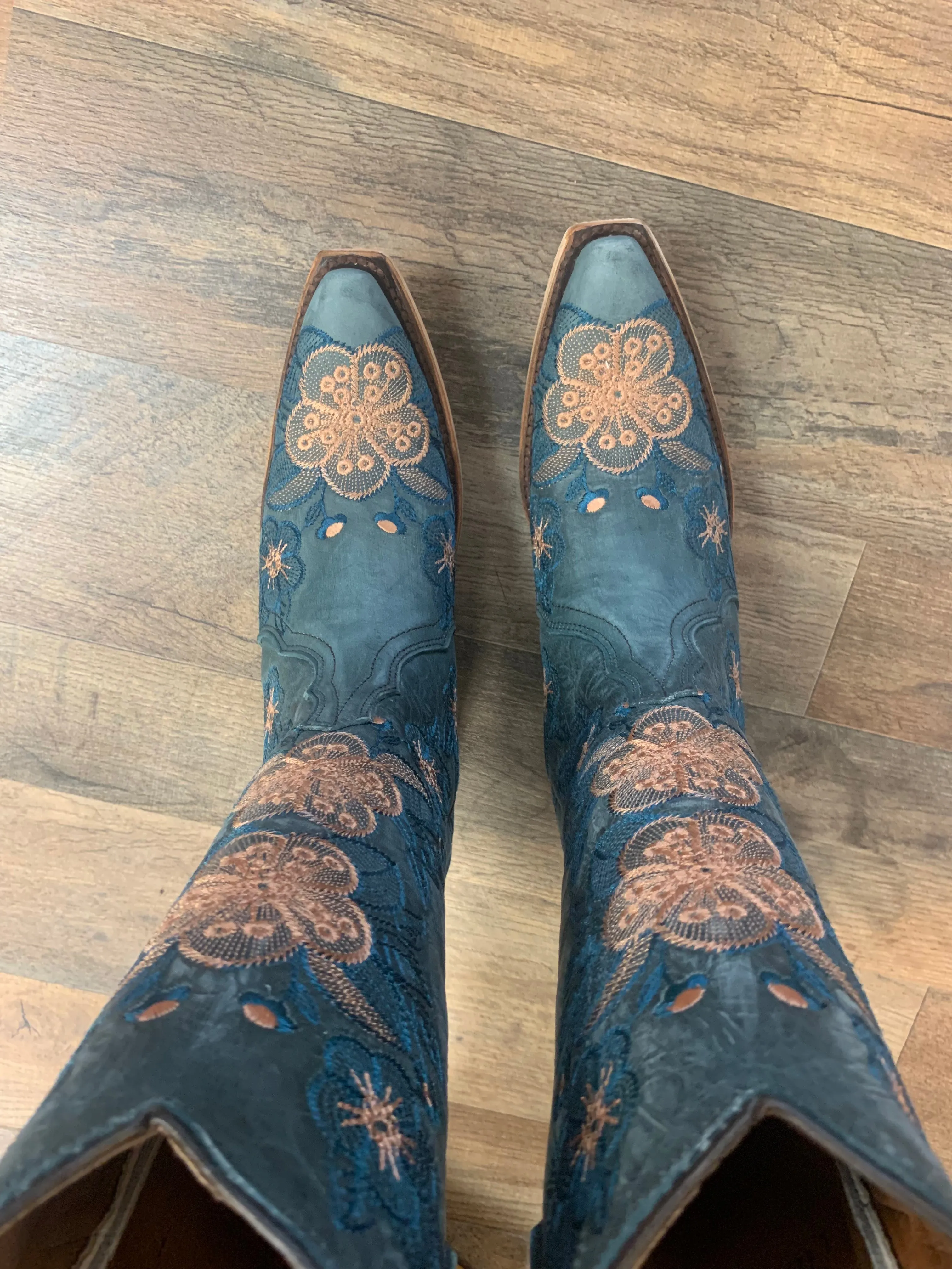 CORRAL LADIES BLUE FLORAL EMBROIDERY