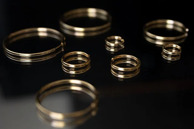 MEDIUM MODERN HOOPS - GOLD