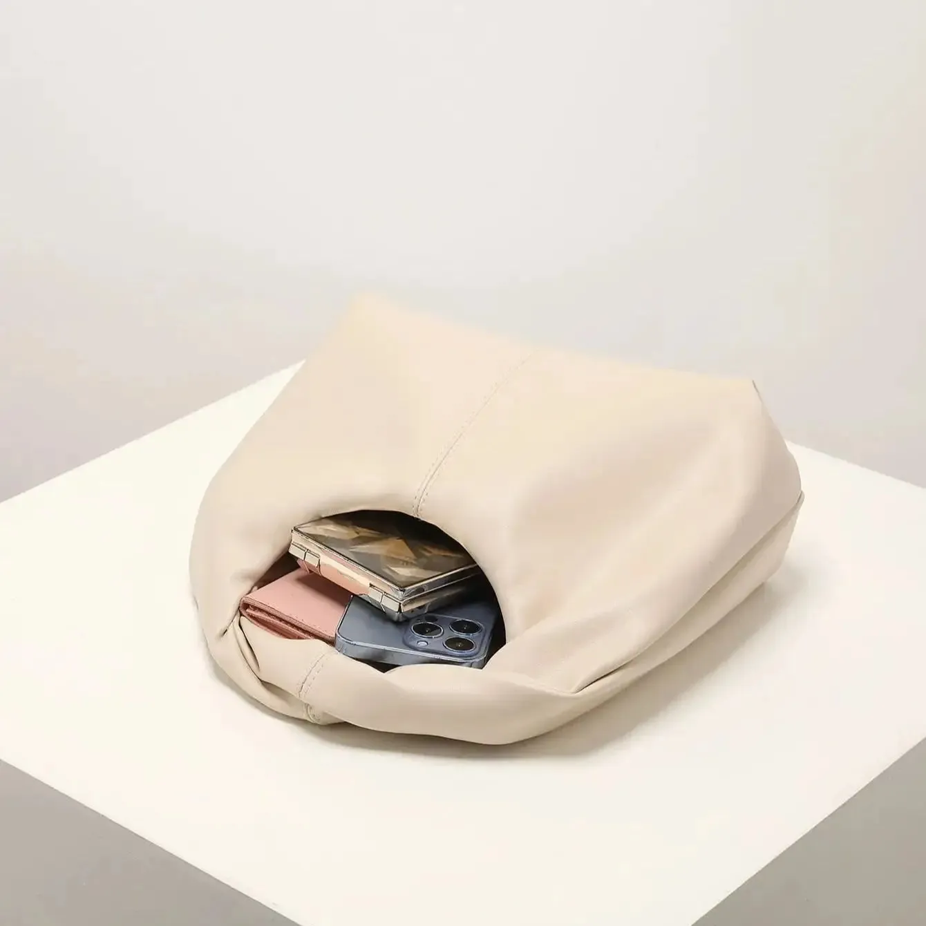 Sculpted Handle Handbag: Modern Elegance