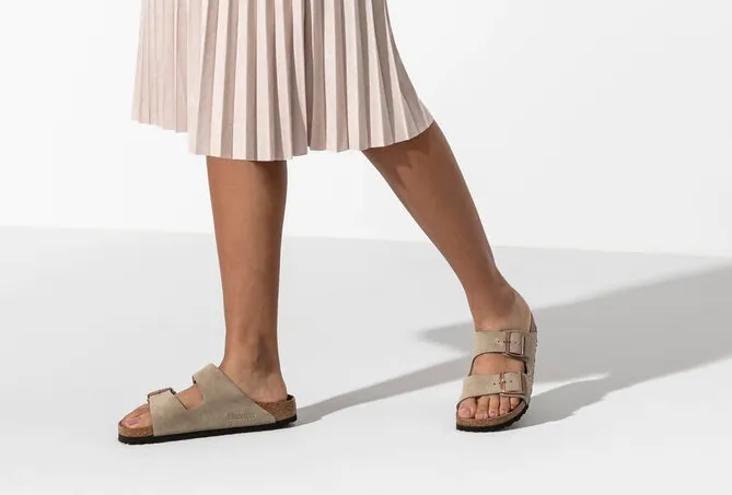 UNISEX BIRKENSTOCK ARIZONA SOFT FOOT BED | TAUPE SUEDE